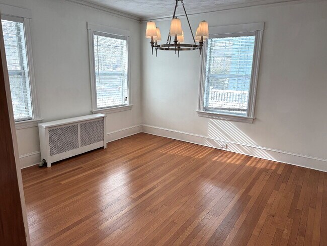 Building Photo - Charming 3-Bedroom Haven in prime Milton neighborhood!