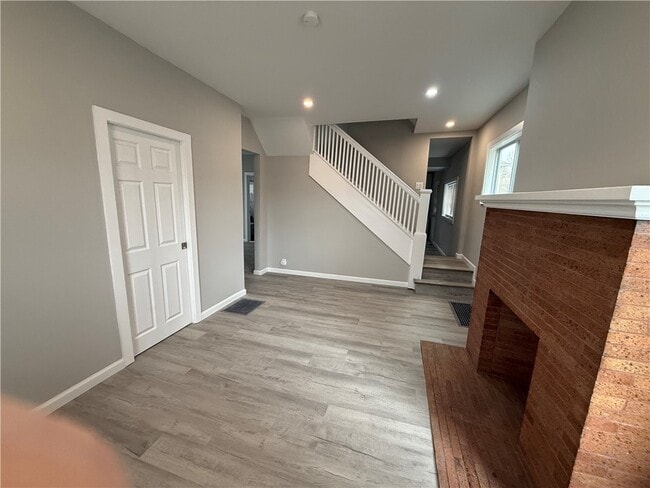 Building Photo - 14 Willow Pl