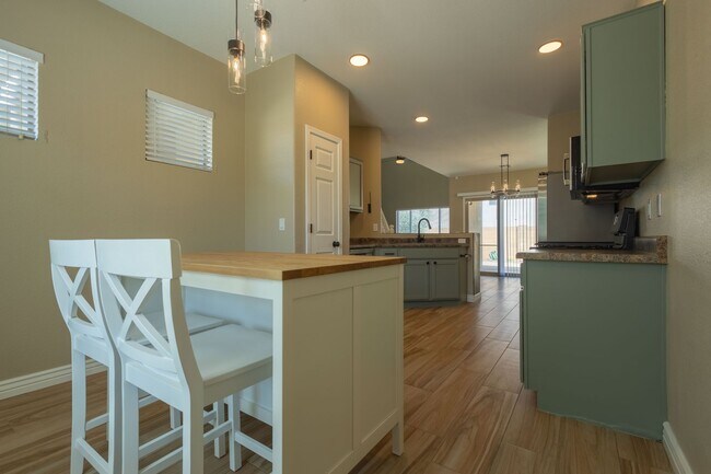 Building Photo - 3 Bedroom 2.5 Bathroom