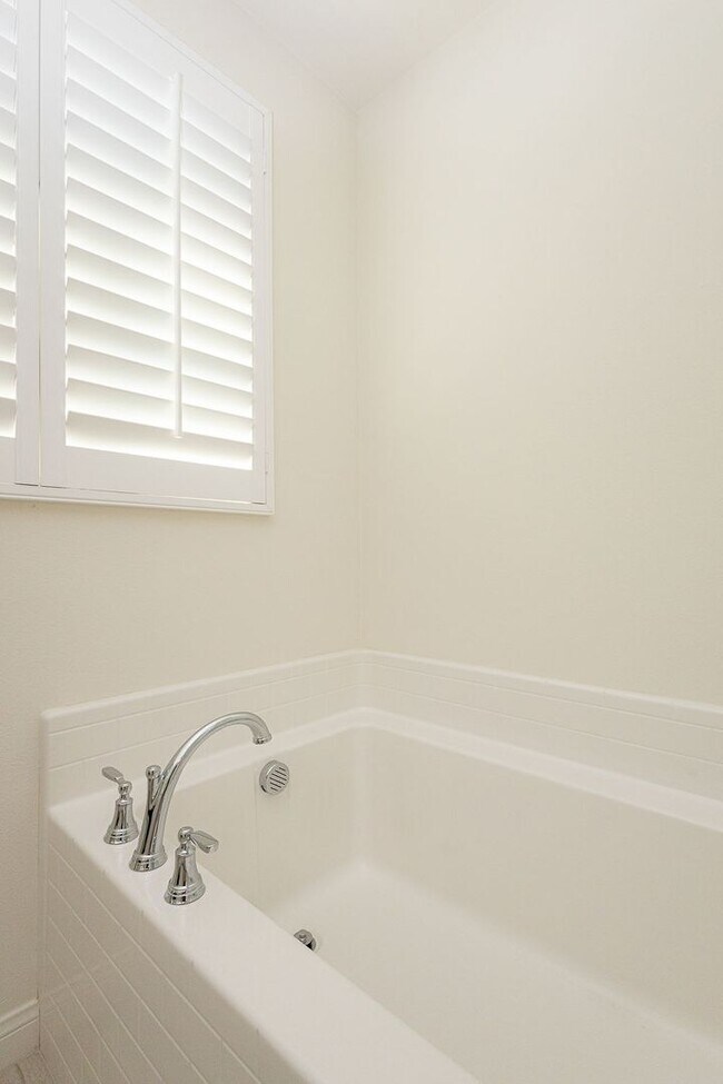 Building Photo - Bright and Airy Split-Level Townhouse in W...