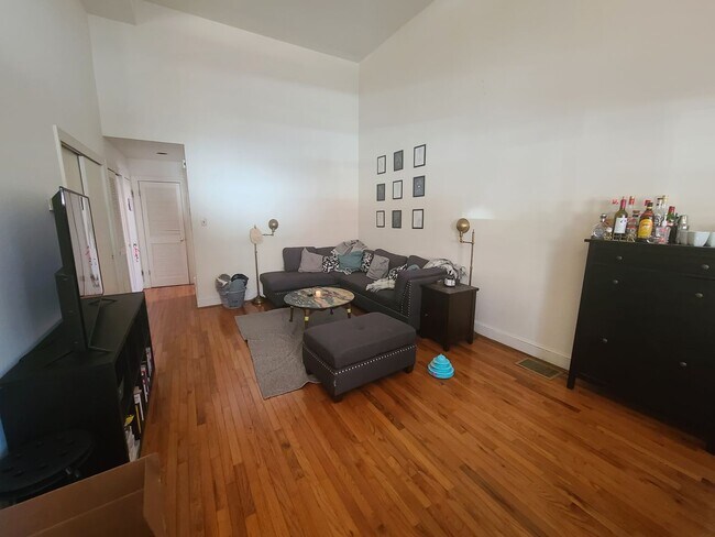 Building Photo - Spacious 2BR/1.5BTH w/ HW Floors, New Kitc...
