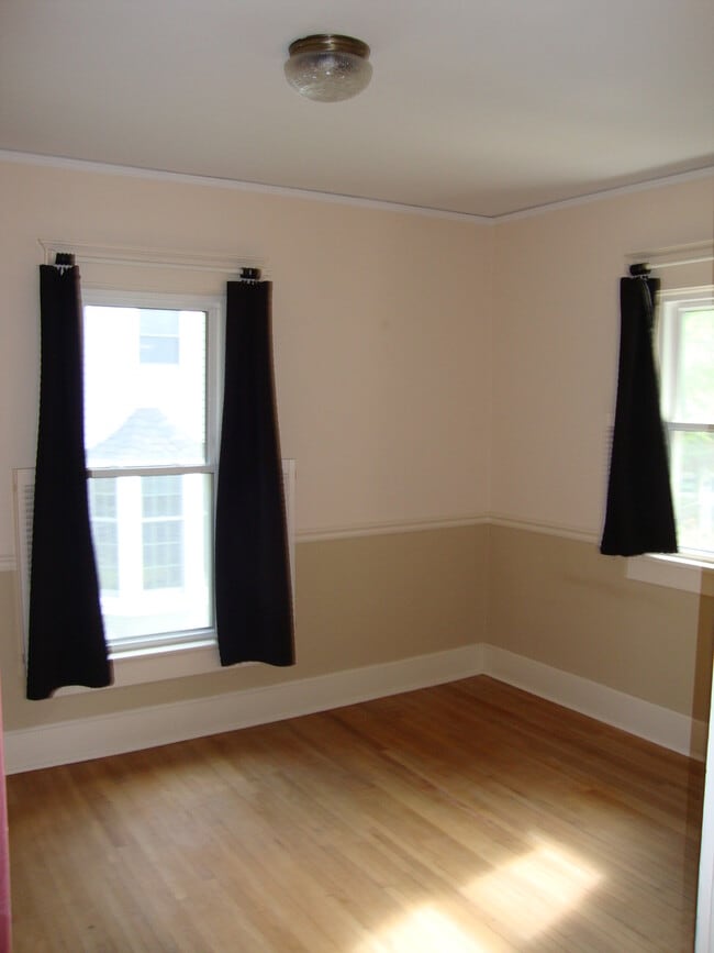 Building Photo - Walking Distance to St. Mary's Hospital and Downtown Rochester