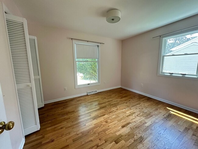 Building Photo - Large 4 bedroom ranch in Forest Hills