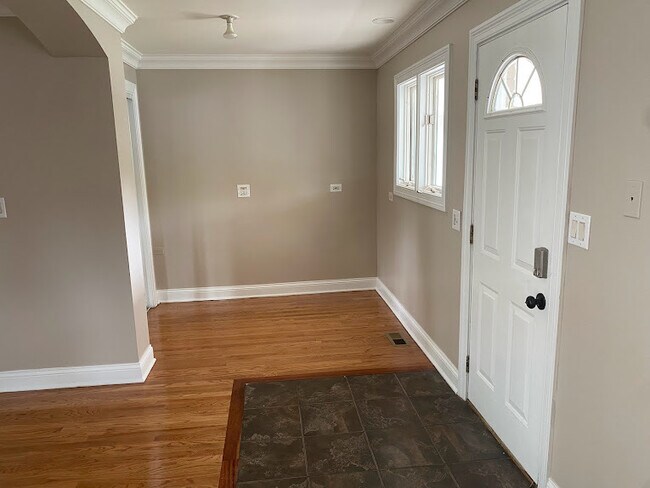 Building Photo - 1221 N Chicago Ave