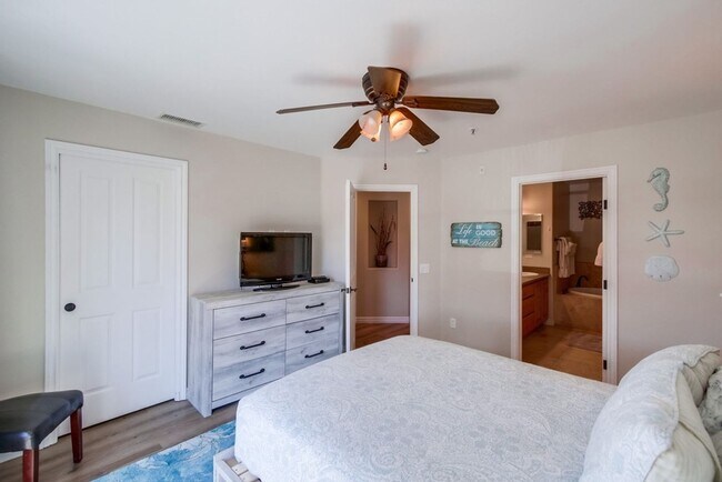 Building Photo - Steps From The Beach w/ All Utilities Included Available Jan - May 2025