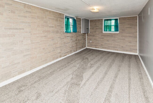 Building Photo - GREAT BACKYARD!! 3 Bed, 1 Bath Home in Des Moines