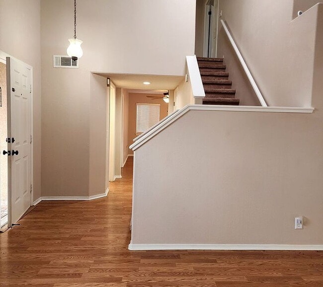 Building Photo - Clean and Spacious 3Bedroom
