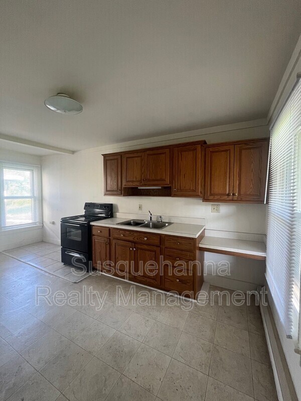 Building Photo - 175 E Derry Rd