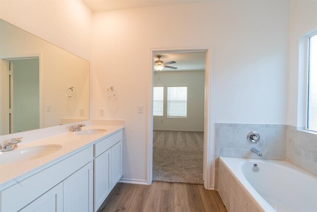 Building Photo - 10500 Steinbeck Dr
