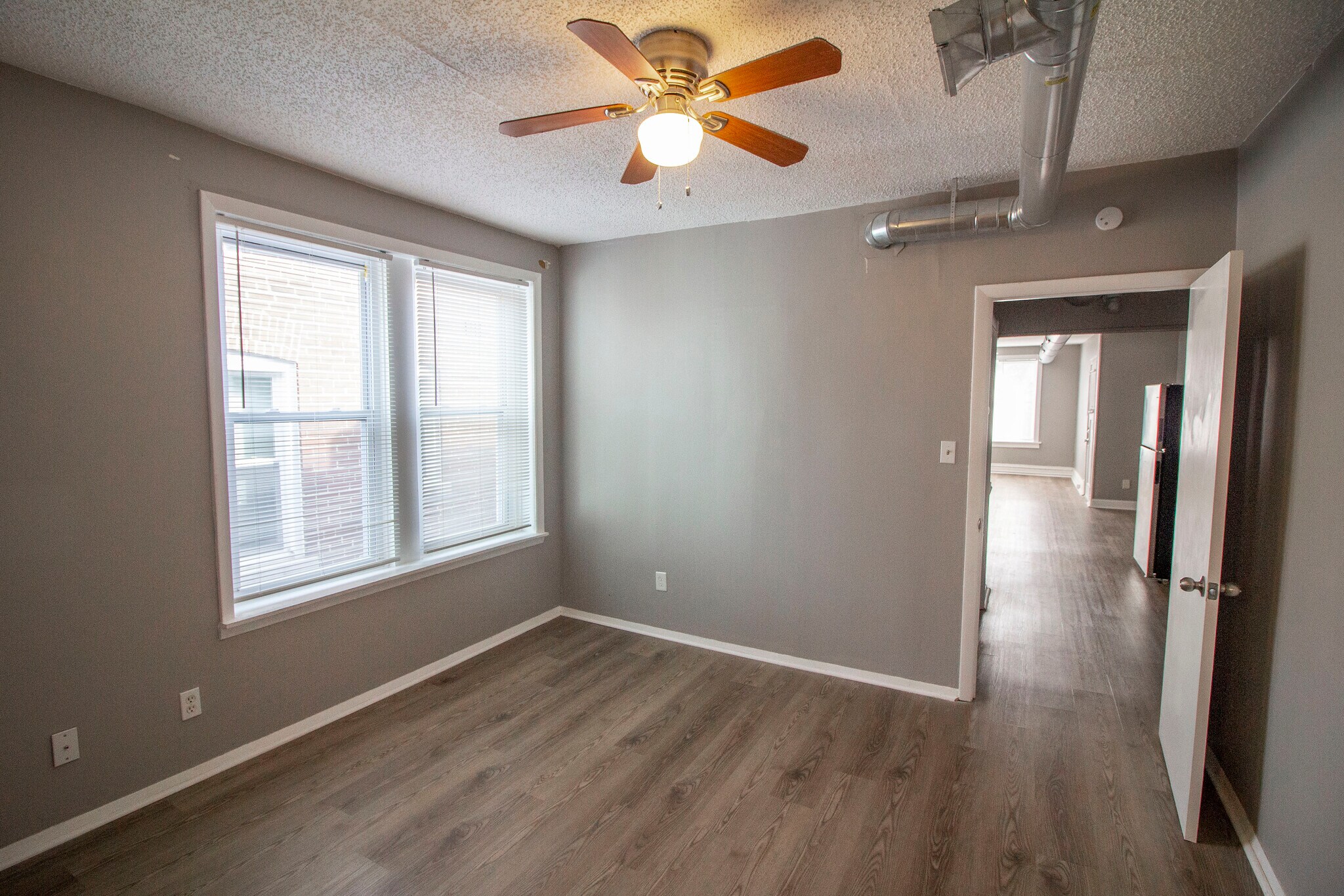 Building Photo - 4955 Lindenwood Ave