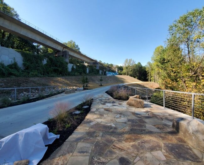 Building Photo - High-rise Luxury 1 Bedroom Buckhead Condo, Skyline Views of Atlanta!