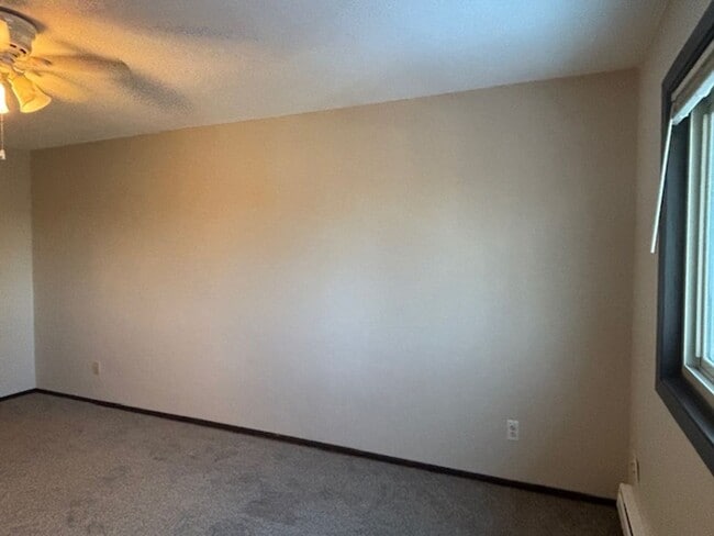 Building Photo - Awesome 2 BR/1.5 BA Townhome in St. Paul!