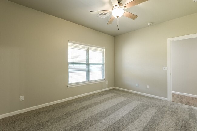 Building Photo - 721 League Cir