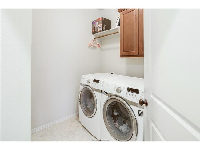 Building Photo - August 2025 Move In! Beautiful 3 Bed, 3.5 ...
