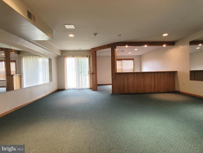 Building Photo - 127 Hickory Ln
