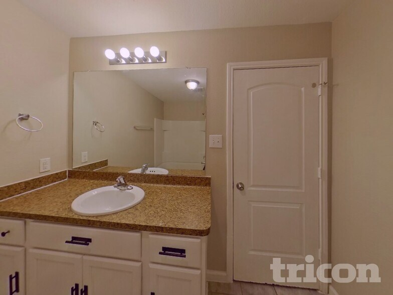 Building Photo - 2046 Sweet Lilac Dr