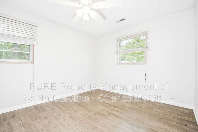 Building Photo - 628 Constant Dr