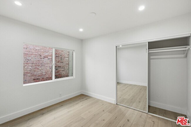 Building Photo - 5915 1/4 Barton Ave