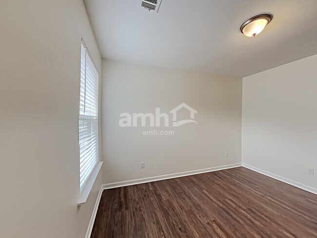 Building Photo - 407 Howell Crossing