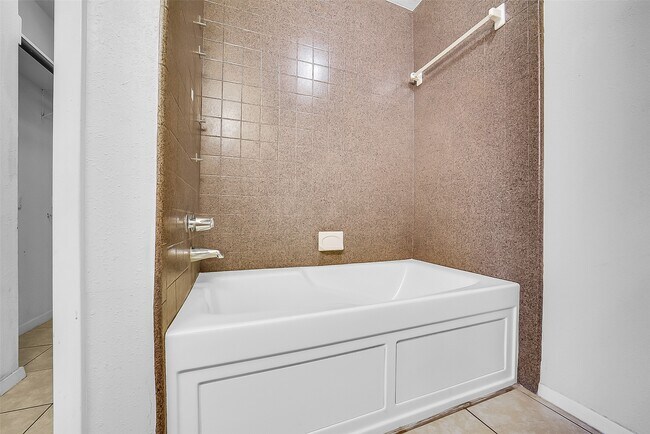 Building Photo - 13618 Piney Oaks Dr