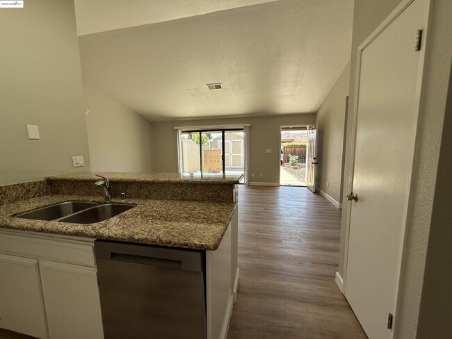 Building Photo - 916 Villa Terrace