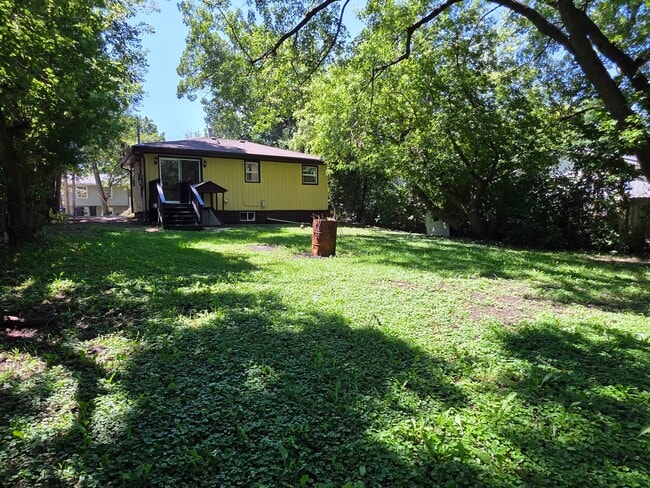 Building Photo - 24492 Hickory St