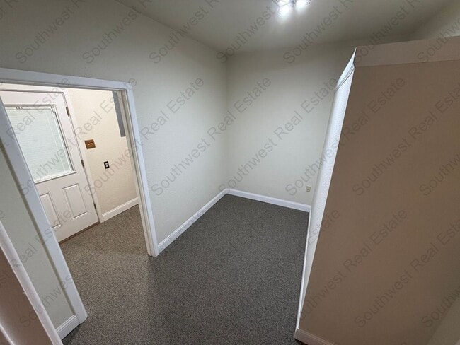 Building Photo - Spacious 4 Bedroom 2 Bathroom Home