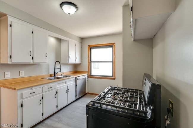 Building Photo - 8514 Deerfield Dr