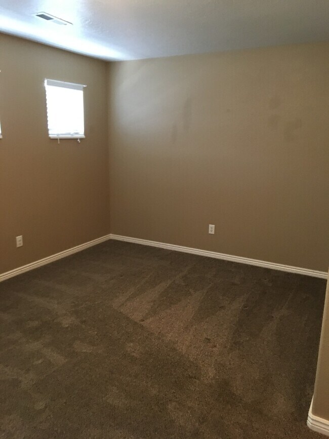 Building Photo - Desired Hidden Valley Town Home!