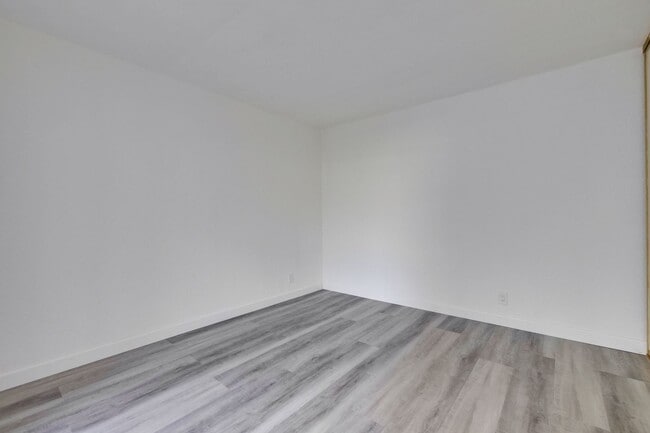 Building Photo - Welcome to this 3 bedroom 2 bath Just updated Townhome located in South San Jose.