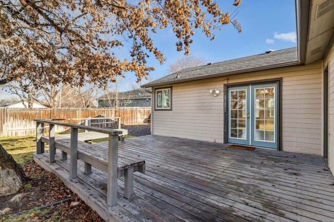 Building Photo - 2036 E Oakridge Ct