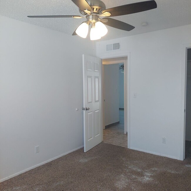 Building Photo - Welcome Home ! 3 bedroom 1.5 bath rental -DUPLEX