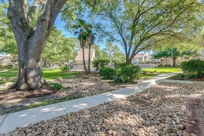 Building Photo - 2383 Crescent Park Dr