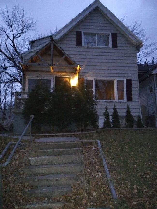 Building Photo - 4 Bedroom 1.5 bathroom Single Family Home