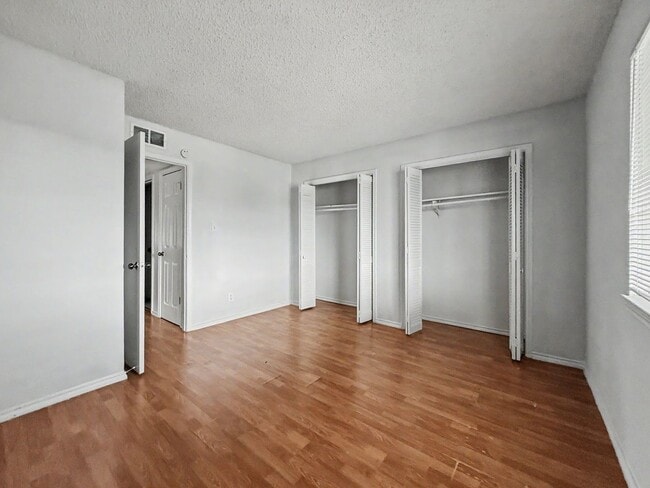 Building Photo - 5630 Brookview Ct
