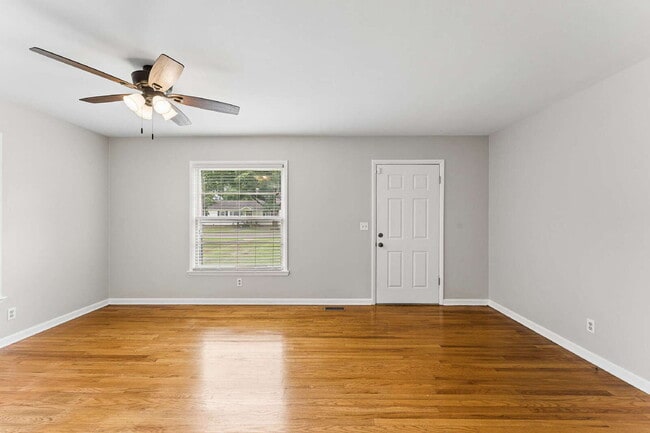 Building Photo - "Charming 3-Bedroom Retreat with Spacious Living in Murfreesboro!"