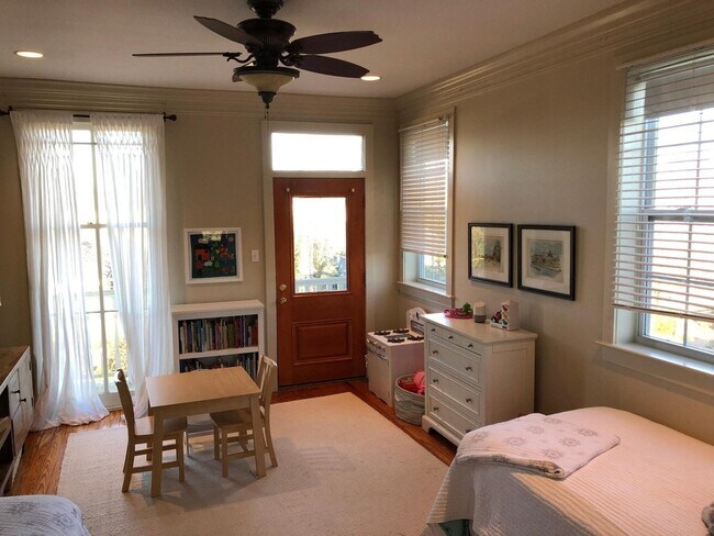 Building Photo - 6050 Laurel St