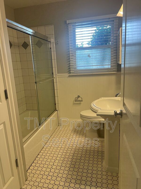 Building Photo - 5536 D St