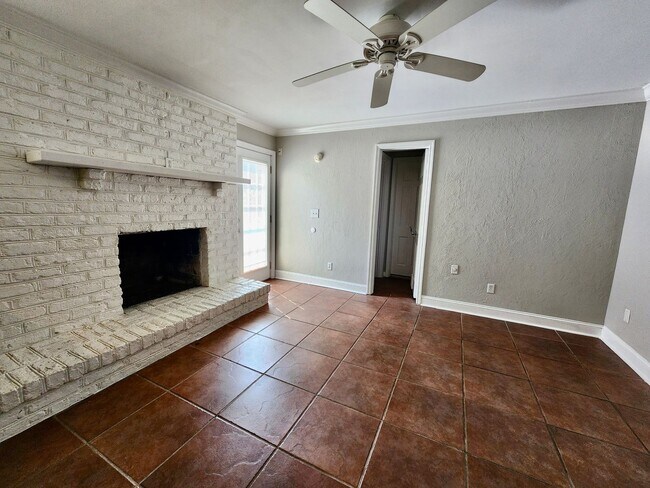 Building Photo - Charming 4 Bedroom Home with Saltwater Poo...