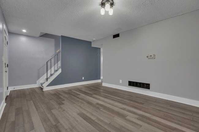 Building Photo - Beautiful 3 Bedroom 1.5 Bathroom Townhome Minutes from Easton