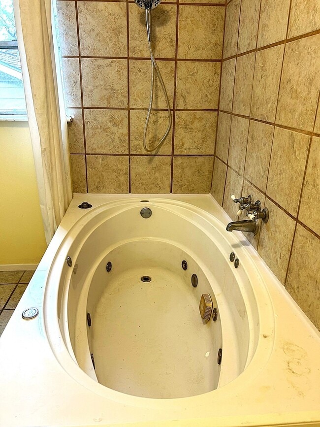 Building Photo - 3123 Village Woods Dr