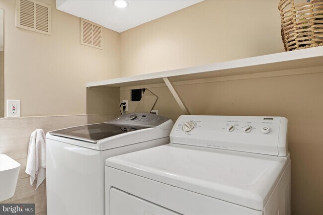 Building Photo - 3221 Coquelin Terrace