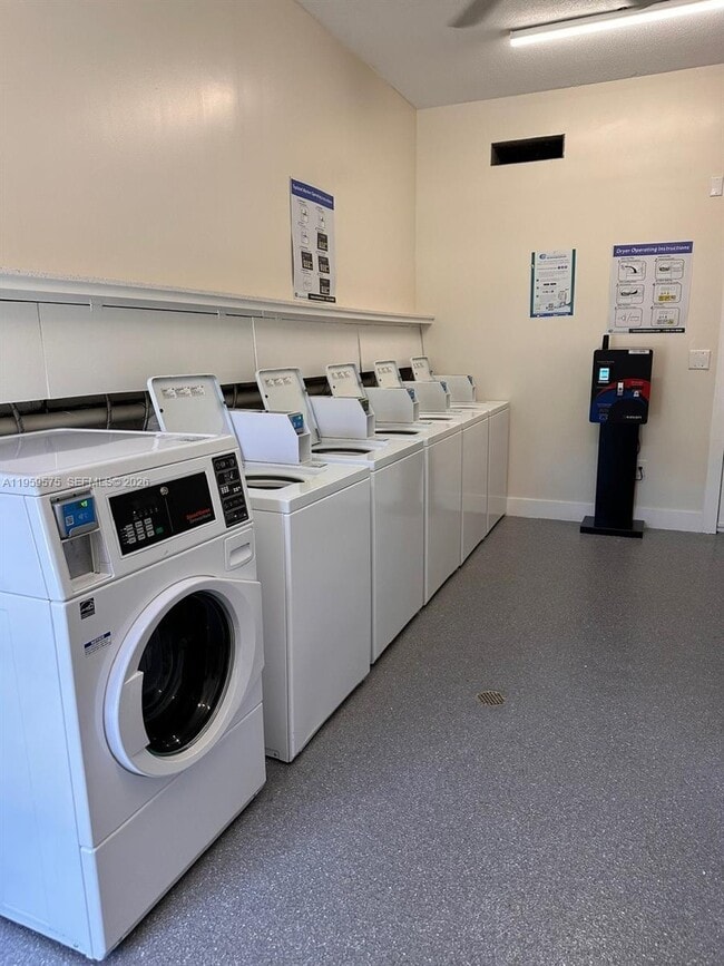 Building Photo - 10786 N Kendall Dr