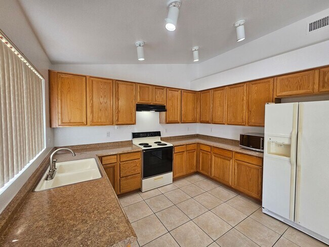 Building Photo - 3 Bedroom Home - No HOA - Single Level - North Phoenix *$500 Off First Month's Rent*