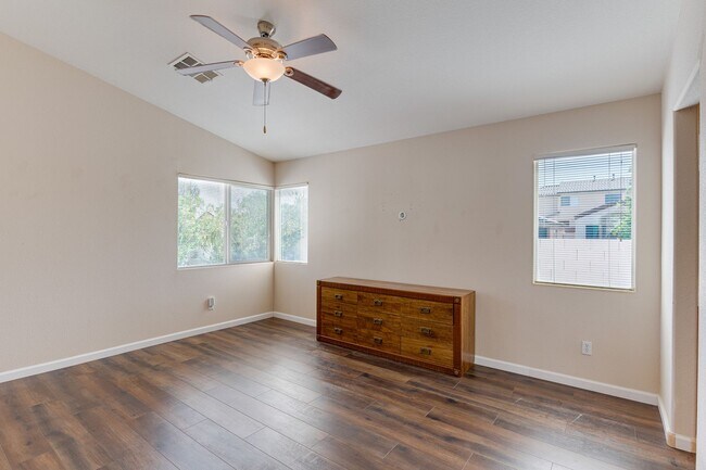 Building Photo - CHARMING 2 BEDROOM HOME IN GATED COMMUNITY...