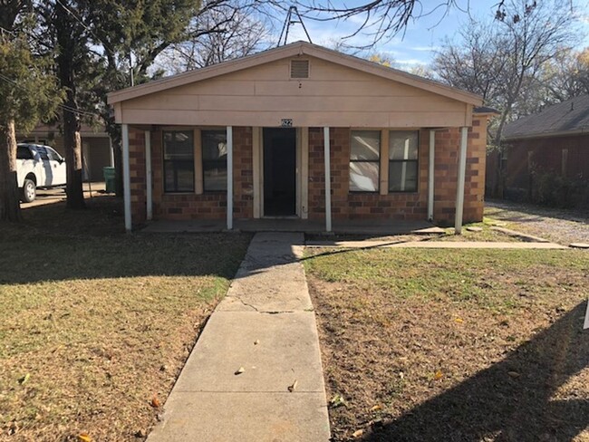 Primary Photo - COZY 2 BEDROOM 1 BATHROOM HOUSE