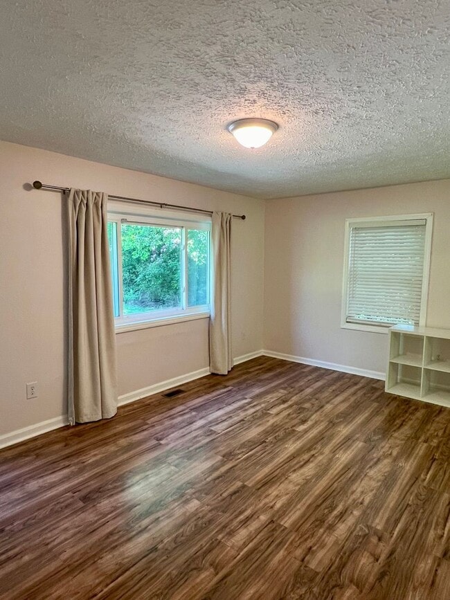 Building Photo - 3 Bedroom home for rent in Hendersonville!