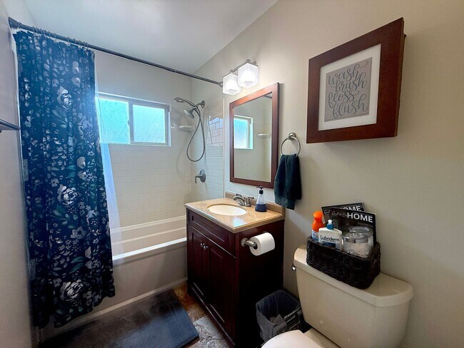 Building Photo - 3 Bedroom 2 Bathroom House Available Septe...