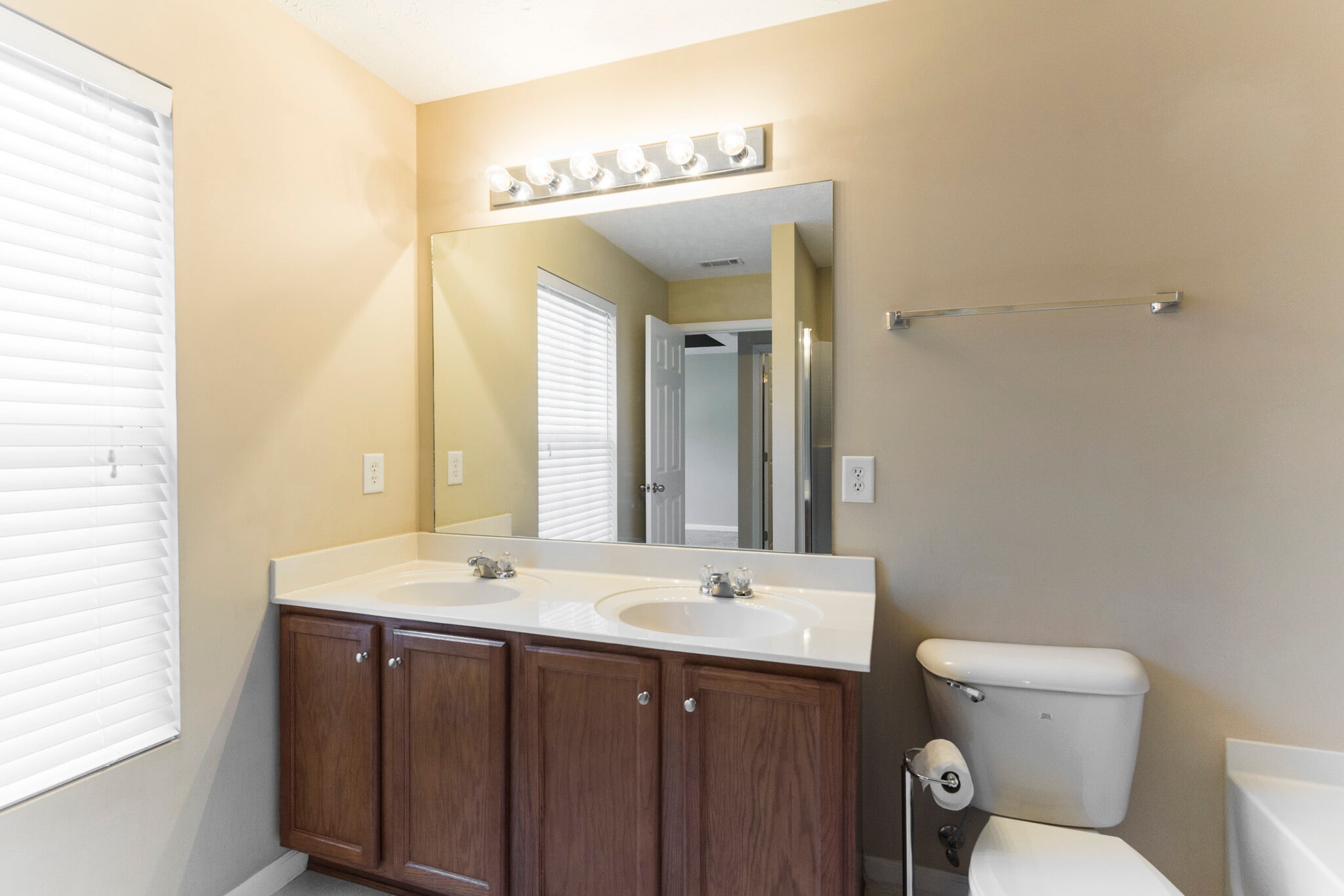 Double vanity in primary bath - 8725 Ambonnay Dr