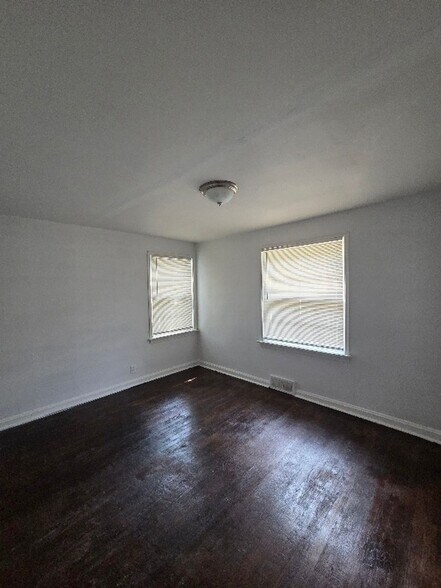 Building Photo - 1816 N Hanley Rd